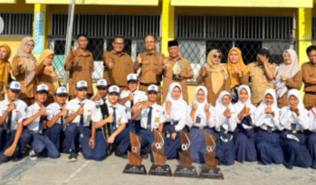 penyerahan-piala-penghargaan-kepada-para-pemenang-kejuaraan-pramuka-asko-al-kahfi-scouth-competition-yang-telah-sukses-membawa-pulang-piala-kebanggaan-ke-smpn-10-kota-bogor