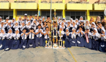 penyerahan-penghargaan-kepada-para-pemenang-kejuaraan-paskibra-lkbb-elysium-yang-telah-sukses-membawa-piala-kebanggaan-ke-smpn-10-kota-bogor