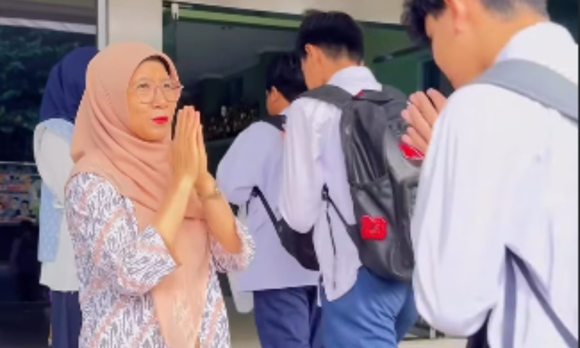 Pembiasaan Murid Menyambut di SMPN 1 Kota Bogor