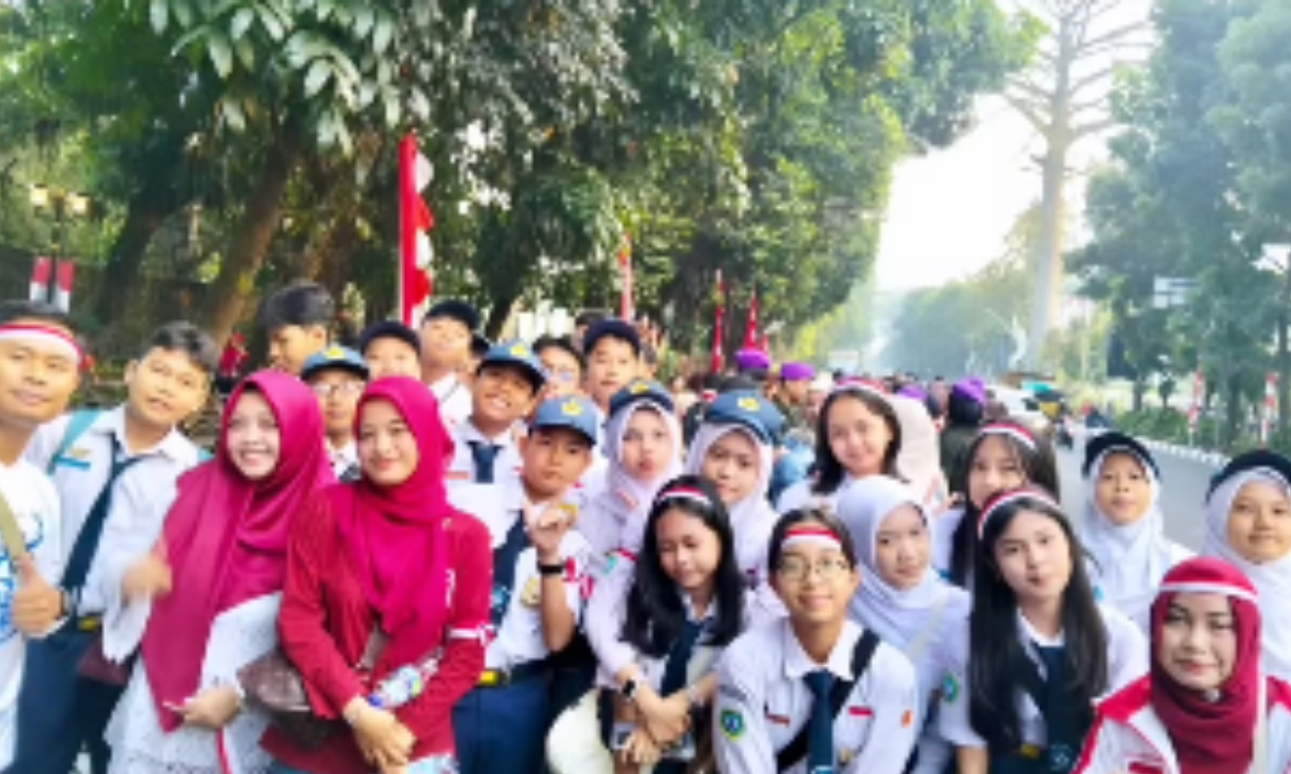 SMPN 11 Kota Bogor Turut Mnejadi Bagian Dari Kirab Bendera Merah Putih