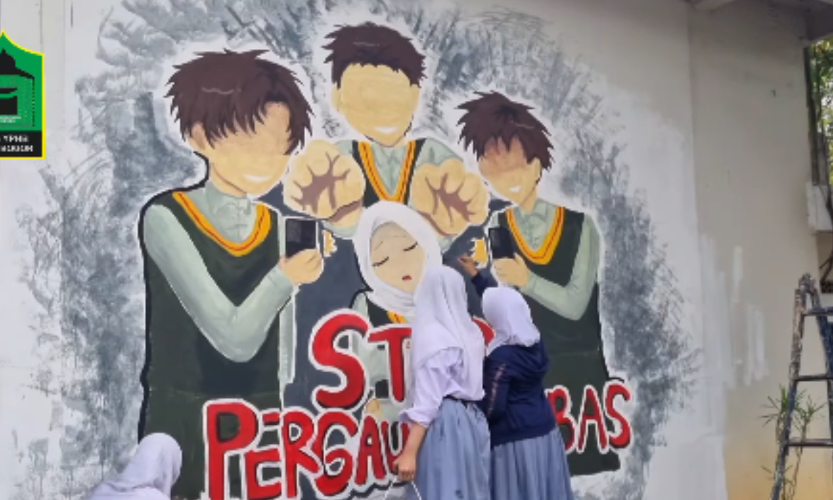 Dari goresan tangan para siswi SMA YPHB, lahirlah sebuah karya mural bertajuk “STOP PERGAULAN BEBAS”