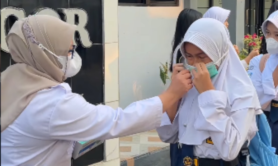 Masker Gratis Untuk Siswa dan Guru SMPN 15 Bogor