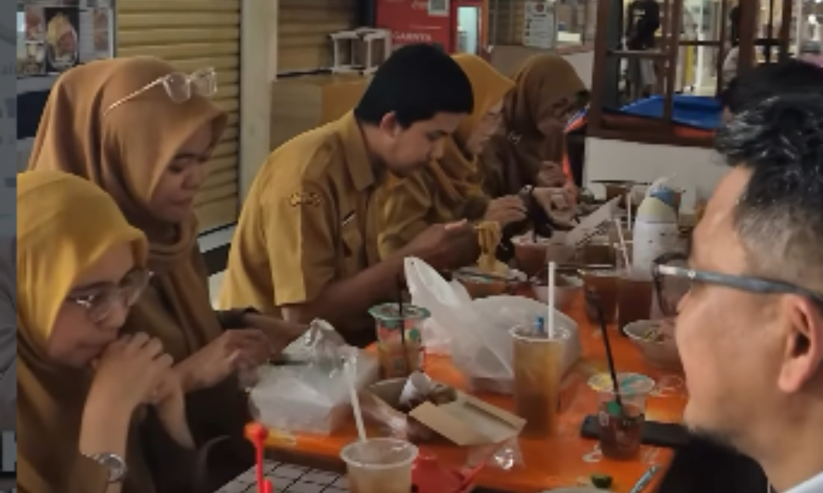 Bidang SMP Dinas Pendidikan Kota Bogor menikmati momen kebersamaan di Sentra kuliner Pasar Jambu Dua