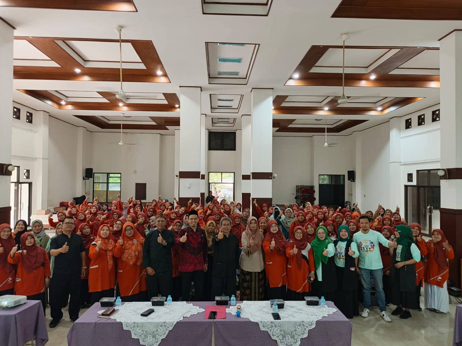 Foto bersama dengan peserta